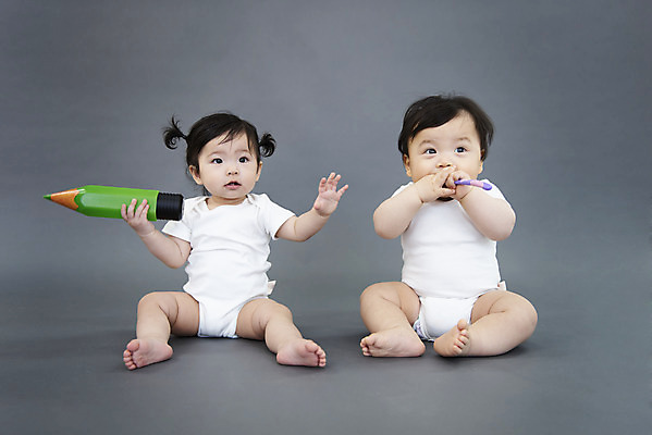 포토 JPG 스튜디오촬영 전신 응시 여자 남자 회색배경 실내 앉기 두명 앞모습 장난감 연필 귀여움 한국인 육아 성장 아기 보호 기저귀 아기만 국내포토 시선 뷰포인트 백그라운드 컨셉 모션 학용품 사람 동양인 내부 필기구 회색 아기용품 파일형식