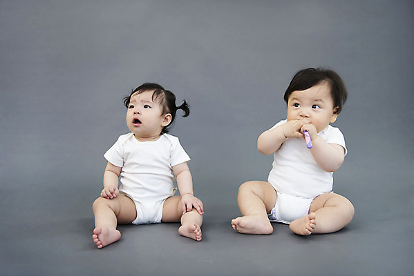 포토 JPG 스튜디오촬영 전신 응시 여자 남자 회색배경 실내 앉기 두명 앞모습 귀여움 한국인 육아 성장 아기 보호 물기 기저귀 아기만 국내포토 시선 뷰포인트 백그라운드 컨셉 모션 사람 동양인 내부 회색 아기용품 파일형식