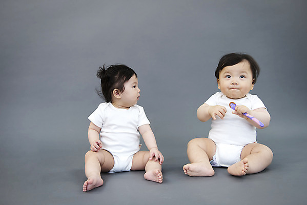 포토 JPG 스튜디오촬영 전신 응시 여자 남자 회색배경 실내 앉기 두명 앞모습 귀여움 한국인 육아 성장 아기 보호 기저귀 아기만 국내포토 시선 뷰포인트 백그라운드 컨셉 모션 사람 동양인 내부 회색 아기용품 파일형식