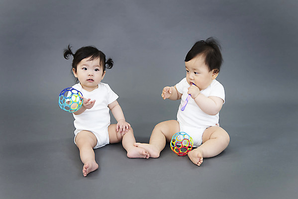 포토 JPG 스튜디오촬영 전신 여자 남자 회색배경 실내 들기 앉기 두명 앞모습 장난감 귀여움 한국인 육아 성장 아기 보호 기저귀 아기만 국내포토 뷰포인트 백그라운드 컨셉 모션 사람 동양인 내부 회색 아기용품 파일형식