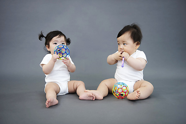 포토 JPG 스튜디오촬영 전신 여자 남자 회색배경 실내 앉기 두명 앞모습 장난감 귀여움 한국인 육아 성장 아기 보호 물기 기저귀 아기만 국내포토 뷰포인트 백그라운드 컨셉 모션 사람 동양인 내부 회색 아기용품 파일형식