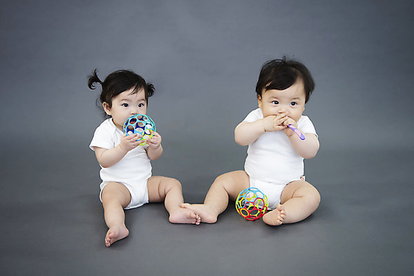 포토 JPG 스튜디오촬영 전신 여자 남자 회색배경 실내 앉기 두명 앞모습 장난감 귀여움 한국인 육아 성장 아기 보호 물기 기저귀 아기만 국내포토 뷰포인트 백그라운드 컨셉 모션 사람 동양인 내부 회색 아기용품 파일형식