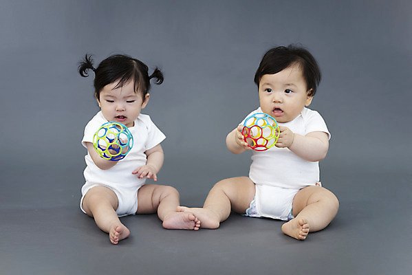 포토 JPG 스튜디오촬영 전신 여자 남자 회색배경 실내 들기 앉기 두명 앞모습 장난감 귀여움 한국인 육아 성장 아기 보호 기저귀 아기만 국내포토 뷰포인트 백그라운드 컨셉 모션 사람 동양인 내부 회색 아기용품 파일형식