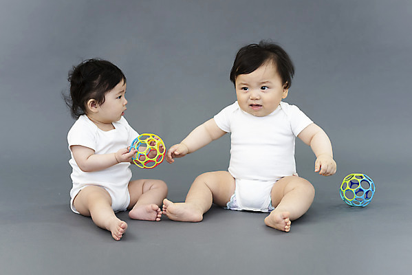 포토 JPG 스튜디오촬영 전신 여자 남자 회색배경 실내 들기 앉기 두명 앞모습 장난감 귀여움 한국인 육아 성장 아기 보호 기저귀 아기만 국내포토 뷰포인트 백그라운드 컨셉 모션 사람 동양인 내부 회색 아기용품 파일형식