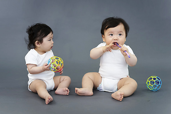 포토 JPG 스튜디오촬영 전신 여자 남자 회색배경 실내 들기 앉기 두명 앞모습 장난감 귀여움 한국인 육아 성장 아기 보호 물기 기저귀 아기만 국내포토 뷰포인트 백그라운드 컨셉 모션 사람 동양인 내부 회색 아기용품 파일형식
