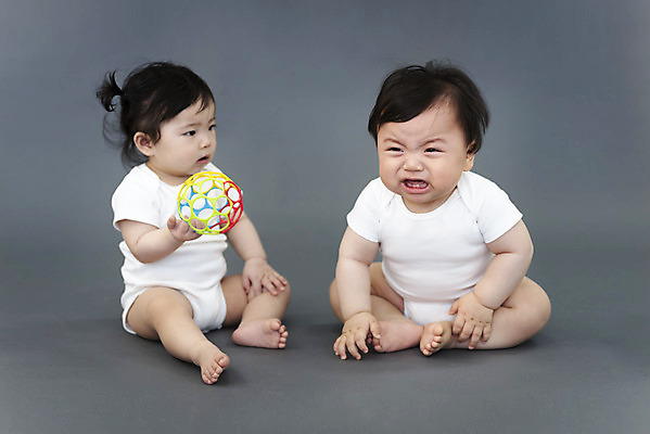 포토 JPG 스튜디오촬영 전신 여자 남자 회색배경 실내 들기 앉기 두명 앞모습 장난감 귀여움 한국인 육아 성장 아기 보호 울음 기저귀 아기만 국내포토 뷰포인트 백그라운드 컨셉 모션 표정 사람 동양인 내부 회색 아기용품 파일형식