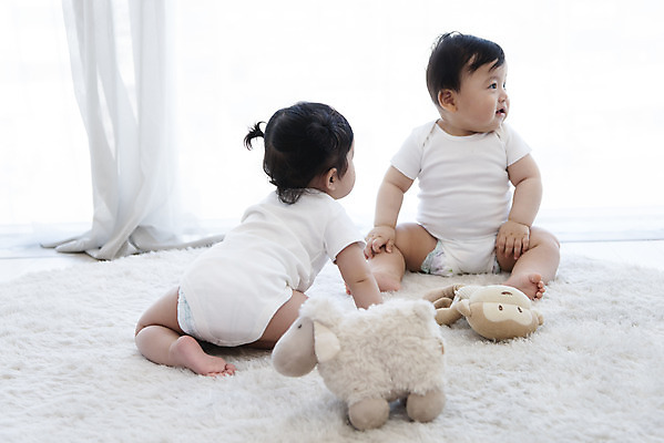 포토 JPG 전신 응시 여자 남자 인형 놀이 실내 앉기 두명 앞모습 뒷모습 귀여움 한국인 육아 성장 아기 보호 기저귀 아기만 국내포토 시선 뷰포인트 컨셉 모션 사람 동양인 내부 아기용품 파일형식