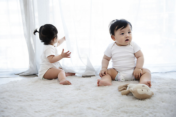 포토 JPG 전신 응시 여자 남자 인형 놀이 실내 앉기 두명 앞모습 옆모습 귀여움 한국인 육아 성장 아기 보호 기저귀 아기만 국내포토 시선 뷰포인트 컨셉 모션 사람 동양인 내부 아기용품 파일형식
