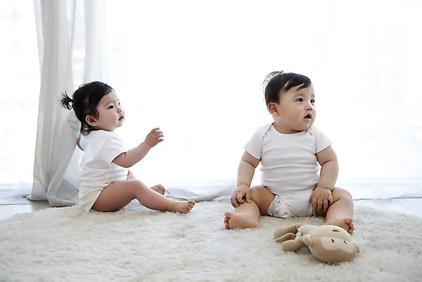 포토 JPG 전신 응시 여자 남자 인형 놀이 실내 앉기 두명 앞모습 옆모습 귀여움 한국인 육아 성장 아기 보호 기저귀 아기만 국내포토 시선 뷰포인트 컨셉 모션 사람 동양인 내부 아기용품 파일형식