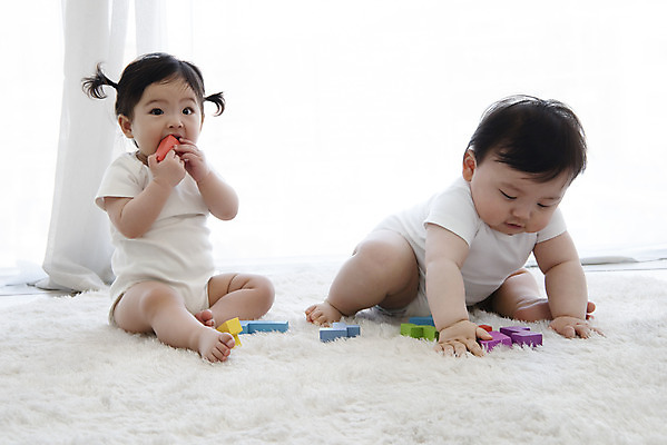 포토 JPG 전신 여자 남자 놀이 실내 앉기 두명 앞모습 귀여움 블록 한국인 육아 성장 아기 보호 기저귀 아기만 국내포토 뷰포인트 컨셉 모션 사람 동양인 내부 아기용품 파일형식