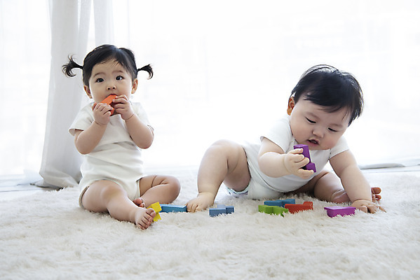 포토 JPG 전신 응시 여자 남자 놀이 실내 앉기 두명 앞모습 귀여움 블록 한국인 육아 성장 아기 보호 물기 기저귀 아기만 국내포토 시선 뷰포인트 컨셉 모션 사람 동양인 내부 아기용품 파일형식