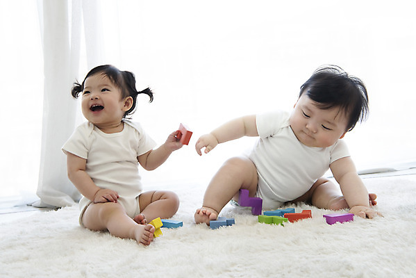 포토 JPG 전신 응시 여자 남자 놀이 실내 미소 앉기 두명 앞모습 귀여움 블록 한국인 육아 성장 아기 보호 기저귀 아기만 국내포토 시선 뷰포인트 컨셉 모션 표정 사람 동양인 내부 아기용품 파일형식