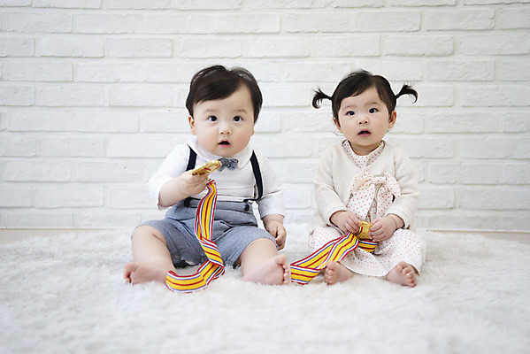 포토 JPG 전신 응시 여자 남자 놀이 실내 앉기 두명 앞모습 캐주얼 귀여움 한국인 육아 성장 아기 보호 메달 아기만 국내포토 시선 옷 뷰포인트 컨셉 모션 사람 동양인 내부 상_상패 파일형식