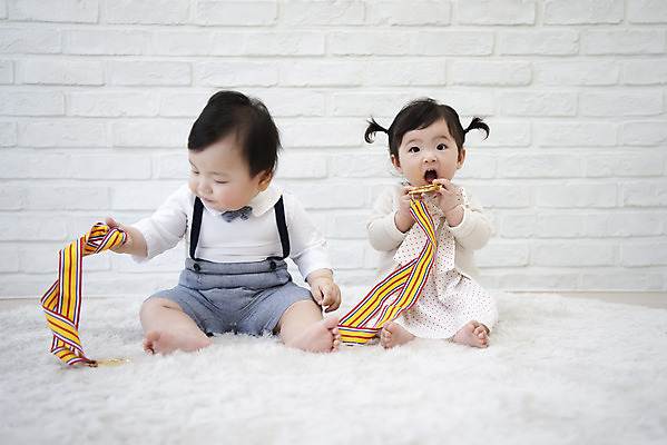 포토 JPG 전신 여자 남자 놀이 실내 앉기 두명 앞모습 캐주얼 귀여움 한국인 육아 성장 아기 보호 메달 아기만 국내포토 옷 뷰포인트 컨셉 모션 사람 동양인 내부 상_상패 파일형식