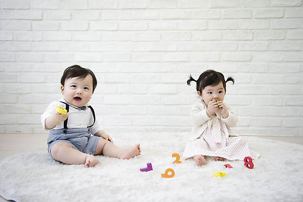 포토 JPG 전신 응시 여자 남자 놀이 실내 미소 앉기 두명 앞모습 캐주얼 숫자 귀여움 블록 한국인 육아 성장 아기 보호 물기 아기만 국내포토 문자 시선 옷 뷰포인트 컨셉 모션 표정 사람 동양인 내부 파일형식