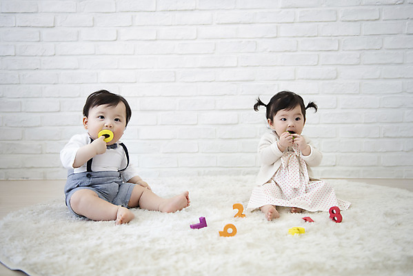 포토 JPG 전신 응시 여자 남자 놀이 실내 앉기 두명 앞모습 캐주얼 숫자 귀여움 블록 한국인 육아 성장 아기 보호 물기 아기만 국내포토 문자 시선 옷 뷰포인트 컨셉 모션 사람 동양인 내부 파일형식