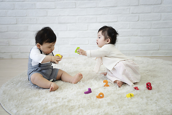 포토 JPG 전신 여자 남자 놀이 실내 앉기 두명 앞모습 옆모습 캐주얼 숫자 귀여움 블록 한국인 육아 성장 아기 보호 주기 아기만 국내포토 문자 옷 뷰포인트 컨셉 모션 사람 동양인 내부 파일형식