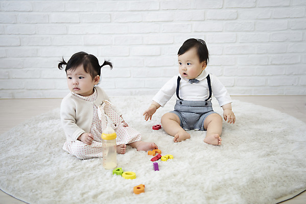 포토 JPG 전신 응시 여자 남자 놀이 실내 앉기 두명 앞모습 캐주얼 숫자 귀여움 블록 한국인 육아 성장 아기 젖병 보호 아기만 국내포토 문자 시선 옷 뷰포인트 컨셉 모션 사람 동양인 내부 아기용품 파일형식