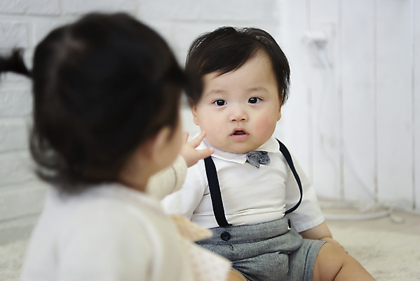 포토 JPG 여자 남자 실내 앉기 상반신 두명 앞모습 옆모습 아웃포커스 귀여움 한국인 육아 성장 아기 보호 아기만 국내포토 뷰포인트 컨셉 모션 촬영기법 사람 동양인 내부 파일형식