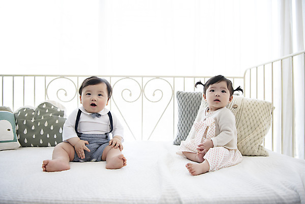 포토 JPG 전신 응시 여자 남자 놀이 실내 앉기 두명 앞모습 캐주얼 귀여움 한국인 육아 성장 침대 아기 보호 아기만 국내포토 시선 옷 뷰포인트 가구 컨셉 모션 사람 동양인 내부 파일형식