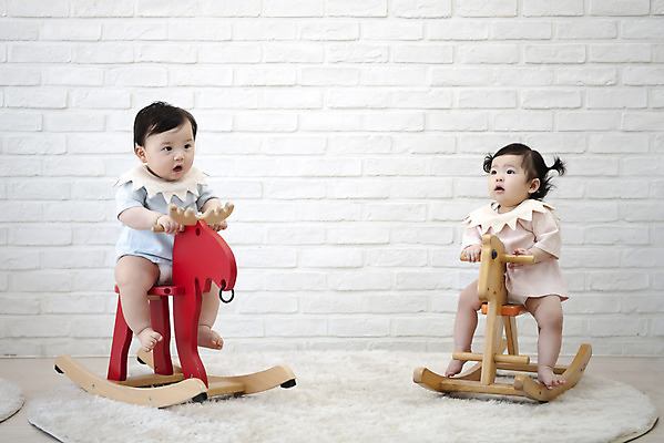 포토 JPG 전신 응시 여자 남자 놀이 실내 앉기 두명 앞모습 귀여움 한국인 육아 성장 아기 목마 보호 기저귀 아기만 국내포토 시선 뷰포인트 컨셉 모션 사람 동양인 내부 아기용품 파일형식