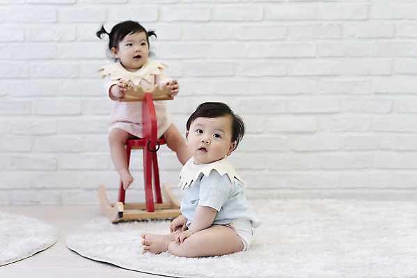 포토 JPG 전신 응시 여자 남자 놀이 실내 앉기 두명 앞모습 옆모습 귀여움 한국인 육아 성장 아기 목마 보호 기저귀 아기만 국내포토 시선 뷰포인트 컨셉 모션 사람 동양인 내부 아기용품 파일형식