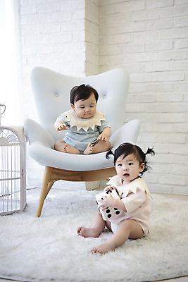 포토 JPG 전신 여자 남자 의자 놀이 실내 앉기 두명 앞모습 옆모습 귀여움 한국인 육아 성장 아기 보호 주사위 기저귀 아기만 국내포토 뷰포인트 가구 컨셉 모션 사람 동양인 내부 아기용품 파일형식
