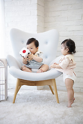 포토 JPG 전신 응시 여자 남자 의자 놀이 실내 서기 앉기 두명 앞모습 옆모습 귀여움 한국인 육아 성장 아기 보호 물기 주사위 기저귀 아기만 국내포토 시선 뷰포인트 가구 컨셉 모션 사람 동양인 내부 아기용품 파일형식