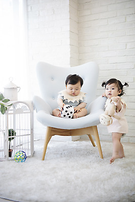 포토 JPG 전신 여자 남자 인형 의자 놀이 실내 서기 앉기 두명 앞모습 옆모습 귀여움 한국인 육아 성장 아기 보호 주사위 기저귀 아기만 국내포토 뷰포인트 가구 컨셉 모션 사람 동양인 내부 아기용품 파일형식