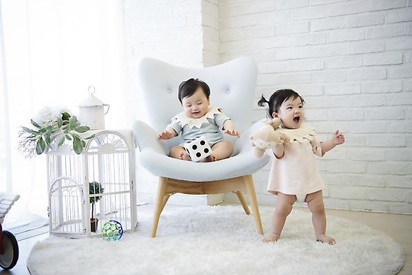 포토 JPG 전신 여자 남자 인형 의자 놀이 실내 서기 앉기 두명 앞모습 귀여움 한국인 육아 성장 아기 보호 즐거움 주사위 기저귀 아기만 국내포토 감정 뷰포인트 가구 컨셉 모션 사람 동양인 내부 아기용품 파일형식