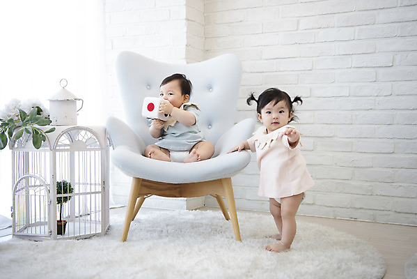 포토 JPG 전신 여자 남자 의자 놀이 실내 서기 앉기 두명 앞모습 귀여움 한국인 육아 성장 아기 보호 주사위 기저귀 아기만 국내포토 뷰포인트 가구 컨셉 모션 사람 동양인 내부 아기용품 파일형식