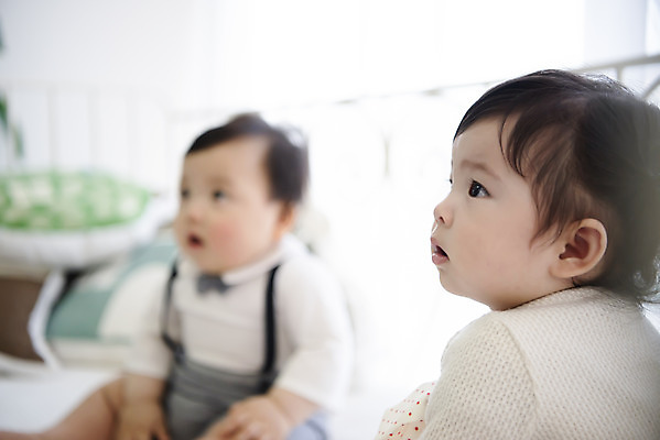 포토 JPG 응시 여자 남자 실내 앉기 상반신 두명 옆모습 아웃포커스 귀여움 한국인 육아 성장 아기 보호 집중 아기만 국내포토 시선 뷰포인트 컨셉 모션 촬영기법 사람 동양인 내부 파일형식
