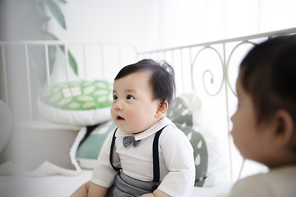 포토 JPG 응시 여자 남자 실내 앉기 상반신 두명 옆모습 아웃포커스 귀여움 한국인 육아 성장 아기 보호 집중 아기만 국내포토 시선 뷰포인트 컨셉 모션 촬영기법 사람 동양인 내부 파일형식