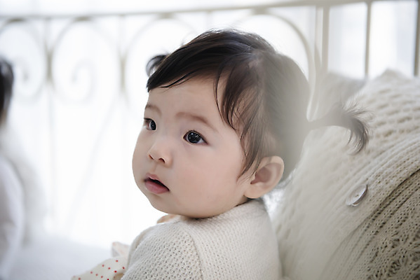 포토 JPG 응시 여자 남자 실내 앉기 상반신 두명 옆모습 귀여움 한국인 육아 성장 아기 보호 아기만 국내포토 시선 뷰포인트 컨셉 모션 사람 동양인 내부 파일형식