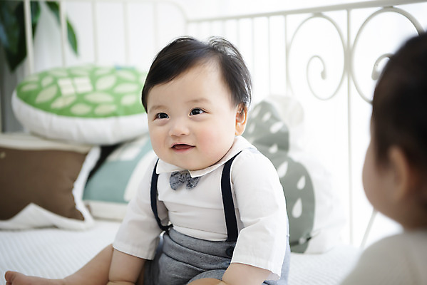 포토 JPG 응시 여자 남자 실내 미소 앉기 상반신 두명 옆모습 아웃포커스 귀여움 한국인 육아 성장 아기 보호 아기만 국내포토 시선 뷰포인트 컨셉 모션 촬영기법 표정 사람 동양인 내부 파일형식