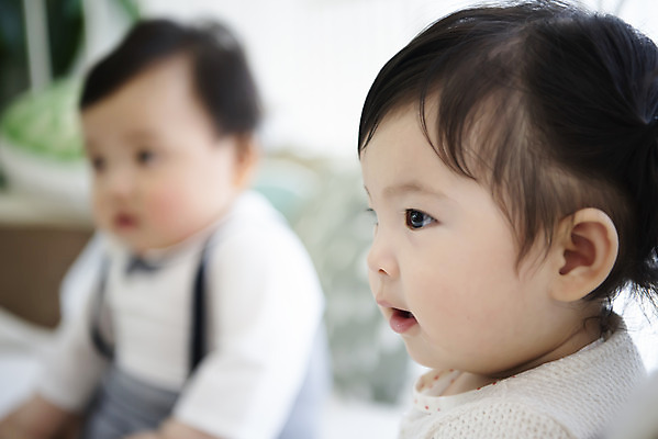 포토 JPG 응시 여자 남자 실내 앉기 상반신 두명 옆모습 아웃포커스 귀여움 한국인 육아 성장 아기 보호 집중 아기만 국내포토 시선 뷰포인트 컨셉 모션 촬영기법 사람 동양인 내부 파일형식