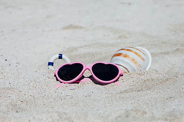 포토 JPG 주간 바캉스용품 해변 사람없음 야외 여름 여름휴가 바캉스 모래사장 선글라스 제주도 맑음 하트 오브젝트 고둥 튜브 김녕해수욕장 국내포토 자연요소 모양 계절 안경 바다 날씨 휴가 어패류 한국 해수욕장 파일형식 여름_계절