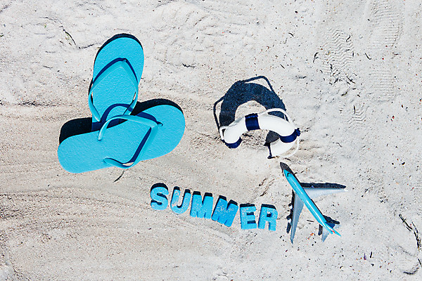 포토 JPG 주간 비행기 바캉스용품 해변 사람없음 야외 여름 여름휴가 바캉스 하이앵글 모래사장 제주도 맑음 쪼리 오브젝트 튜브 김녕해수욕장 비행기모형 국내포토 자연요소 계절 바다 뷰포인트 항공교통 날씨 휴가 대중교통 한국 모형 샌들 해수욕장 파일형식 여름_계절