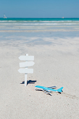 포토 JPG 주간 비행기 알림판 해변 사람없음 야외 아웃포커스 여름 여름휴가 바캉스 모래사장 제주도 맑음 표지판 오브젝트 김녕해수욕장 방향표지판 국내포토 자연요소 계절 바다 항공교통 날씨 휴가 대중교통 한국 촬영기법 해수욕장 파일형식 여름_계절