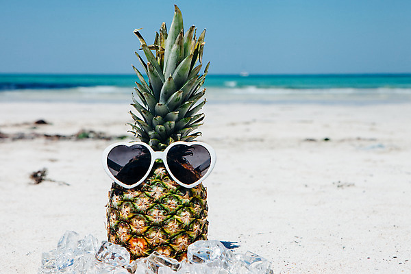 포토 JPG 주간 해변 사람없음 야외 여름 여름휴가 바캉스 모래사장 선글라스 제주도 맑음 얼음 파인애플 오브젝트 김녕해수욕장 국내포토 자연요소 계절 안경 바다 과일 날씨 휴가 한국 해수욕장 열대과일 파일형식 여름_계절