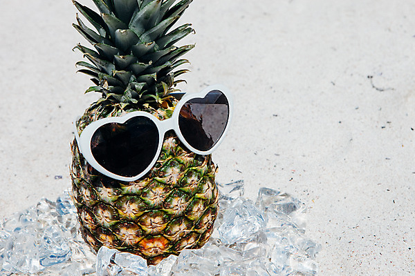 포토 JPG 주간 해변 사람없음 야외 여름 여름휴가 바캉스 모래사장 선글라스 제주도 맑음 얼음 파인애플 오브젝트 김녕해수욕장 국내포토 자연요소 계절 안경 바다 과일 날씨 휴가 한국 해수욕장 열대과일 파일형식 여름_계절