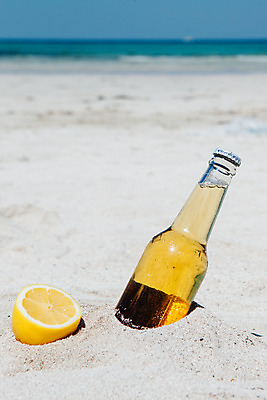 포토 JPG 주간 맥주 병맥주 해변 사람없음 야외 여름 여름휴가 바캉스 모래사장 제주도 맑음 레몬 오브젝트 김녕해수욕장 국내포토 자연요소 계절 바다 과일 날씨 휴가 주류 한국 해수욕장 파일형식 여름_계절