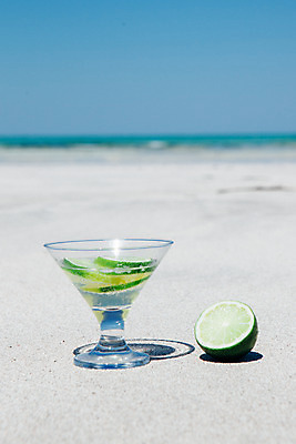 포토 JPG 주간 해변 사람없음 야외 여름 여름휴가 바캉스 모래사장 제주도 맑음 칵테일 오브젝트 칵테일잔 라임 김녕해수욕장 마티니 국내포토 자연요소 계절 바다 술잔 과일 날씨 휴가 주류 한국 해수욕장 파일형식 여름_계절