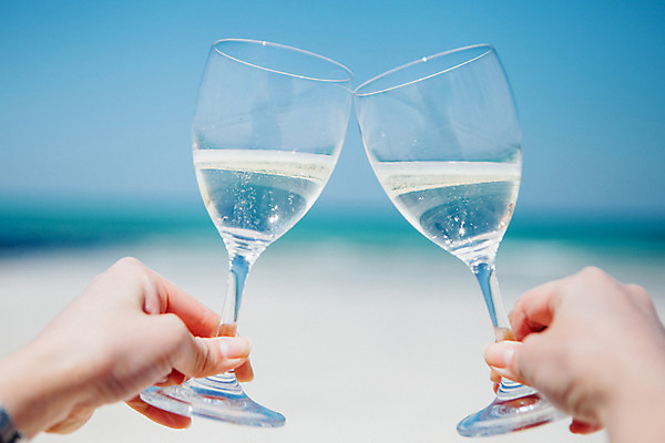 포토 JPG 주간 손 여자 와인잔 한명 들기 20대 해변 야외 아웃포커스 신체부위 여름 여름휴가 바캉스 모래사장 제주도 와인 맑음 양손 오브젝트 건배 김녕해수욕장 국내포토 자연요소 1 계절 바다 술잔 모션 날씨 휴가 주류 한국 촬영기법 사람 청년 해수욕장 파일형식 여름_계절