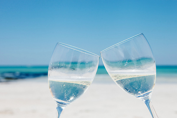 포토 JPG 주간 와인잔 들기 해변 사람없음 야외 아웃포커스 여름 여름휴가 바캉스 모래사장 제주도 와인 맑음 오브젝트 건배 김녕해수욕장 국내포토 자연요소 계절 바다 술잔 모션 날씨 휴가 주류 한국 촬영기법 해수욕장 파일형식 여름_계절