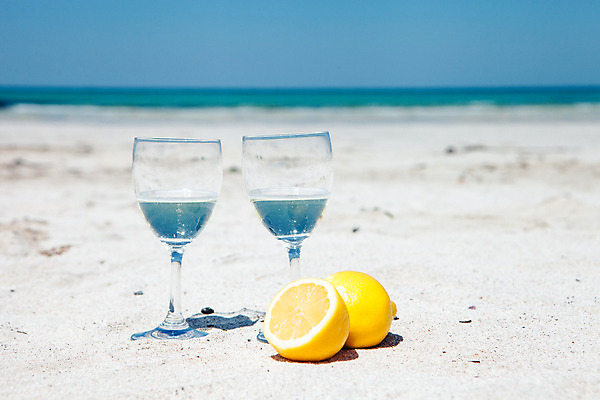 포토 JPG 주간 와인잔 들기 해변 사람없음 야외 아웃포커스 여름 여름휴가 바캉스 모래사장 제주도 와인 맑음 레몬 오브젝트 건배 김녕해수욕장 국내포토 자연요소 계절 바다 술잔 과일 모션 날씨 휴가 주류 한국 촬영기법 해수욕장 파일형식 여름_계절