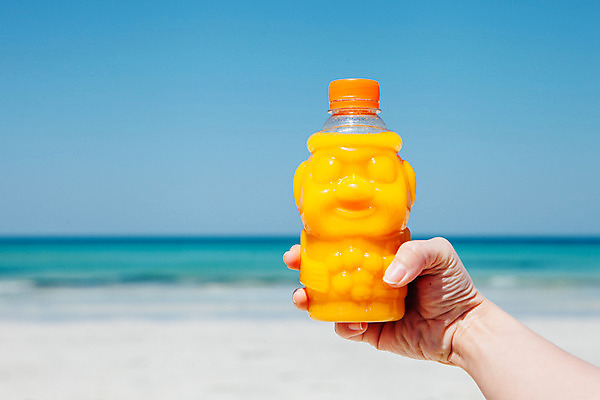 포토 JPG 주간 손 여자 하늘 한손 한명 들기 20대 해변 야외 아웃포커스 신체부위 여름 여름휴가 바캉스 모래사장 제주도 맑음 야채주스 돌하르방 오브젝트 김녕해수욕장 천혜향 국내포토 자연요소 1 계절 바다 과일 모션 날씨 휴가 한국 촬영기법 사람 청년 주스 해수욕장 파일형식 여름_계절