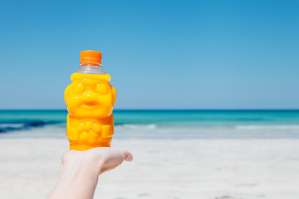 포토 JPG 주간 손 여자 하늘 한손 한명 들기 해변 야외 아웃포커스 신체부위 여름 여름휴가 바캉스 모래사장 제주도 맑음 야채주스 돌하르방 오브젝트 김녕해수욕장 천혜향 국내포토 자연요소 1 계절 바다 과일 모션 날씨 휴가 한국 촬영기법 사람 주스 해수욕장 파일형식 여름_계절