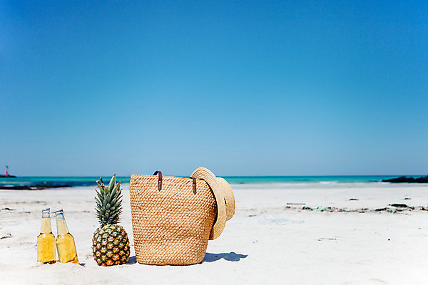 포토 JPG 주간 모자 가방 맥주 병맥주 해변 사람없음 야외 여름 여름휴가 바캉스 모래사장 제주도 맑음 파인애플 오브젝트 김녕해수욕장 국내포토 자연요소 잡화 계절 바다 과일 날씨 휴가 주류 한국 해수욕장 열대과일 파일형식 여름_계절