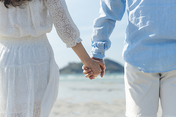 포토 JPG 주간 커플 여자 남자 행복 바다 커플라이프 여행 데이트 하늘 사랑 서기 상반신 20대 성인 해변 야외 두명 뒷모습 30대 모래사장 제주도 손잡기 맑음 다정 한국인 해수욕장 국내여행 제주도여행 협재해수욕장 성인만 국내포토 자연요소 라이프스타일 감정 뷰포인트 컨셉 관계 모션 날씨 한국 사람 동양인 청년 장년 파일형식